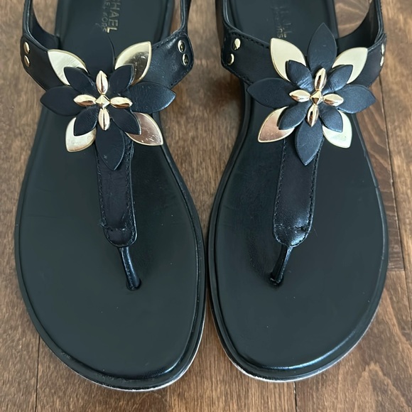 Michael Kors Heidi Floral Flat Thong Sandal Black size 7.5 - Picture 5 of 8